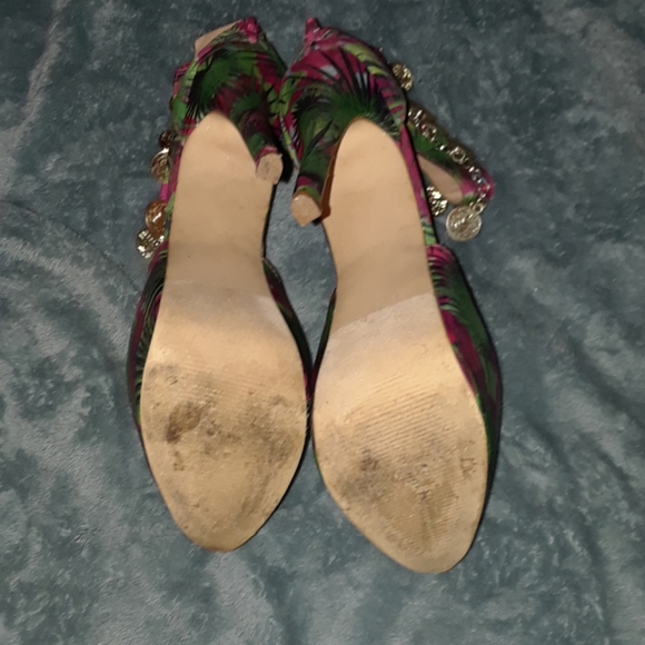 Heels - Picture 3 of 4